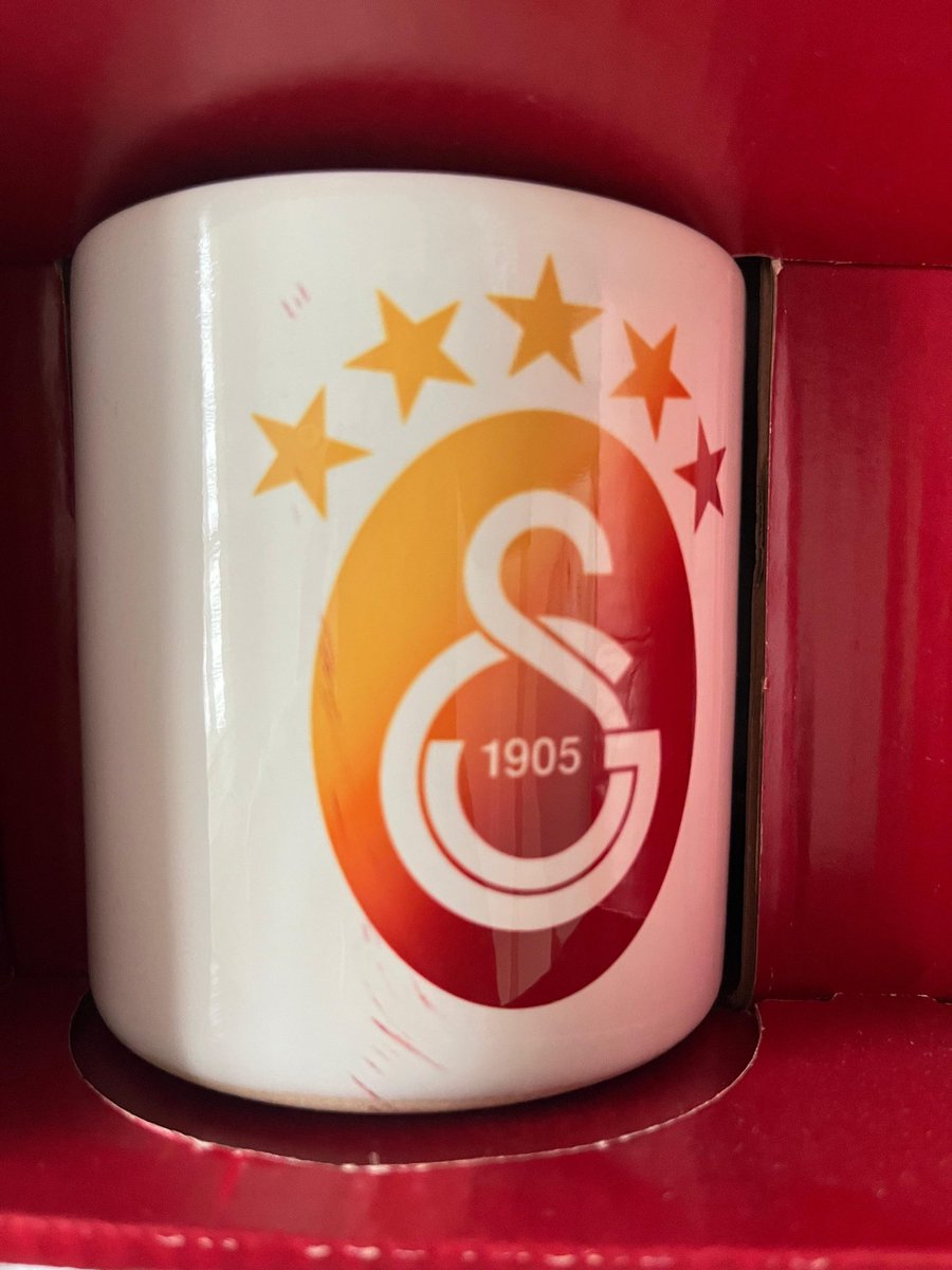 ksaribasoglu's tweet photo. Her siparişimizde başka bir sorun yaşıyoruz. Kulübümüze destek olmak için her ay alışveriş yapmaya çalıştığımız storenin verdiği hizmet bu. Telefon kılıfı 1 ayda soyulur, bardak baskısı taşar, çocuk beslenme kabına iki kaşık konur vs vs. Ne özensizlik bu? @GSStore @GSStoreDestek https://t.co/fQuF9wqg4I