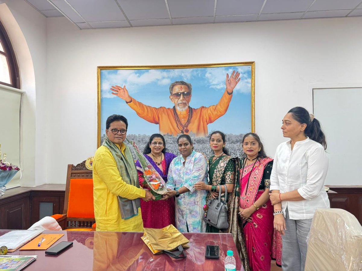 बीएमसी कार्यालयात वरिष्ठ पदाधिकारी व कार्यकर्त्यांशी संवाद साधला. शहरातील प्रलंबित प्रश्न आणि आगामी विकासकामांचा आढावा घेतला.