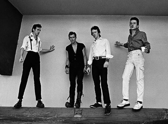 Un día como hoy 17 de Febrero, en la Historia del Rock, pero de 1979.

<a href="/TheClash/">The Clash</a>  inician su primer gira en los Estados Unidos, bajo el nombre de 'Pearl Harbor Tour' en el Palladium de la Ciudad de Nueva York.