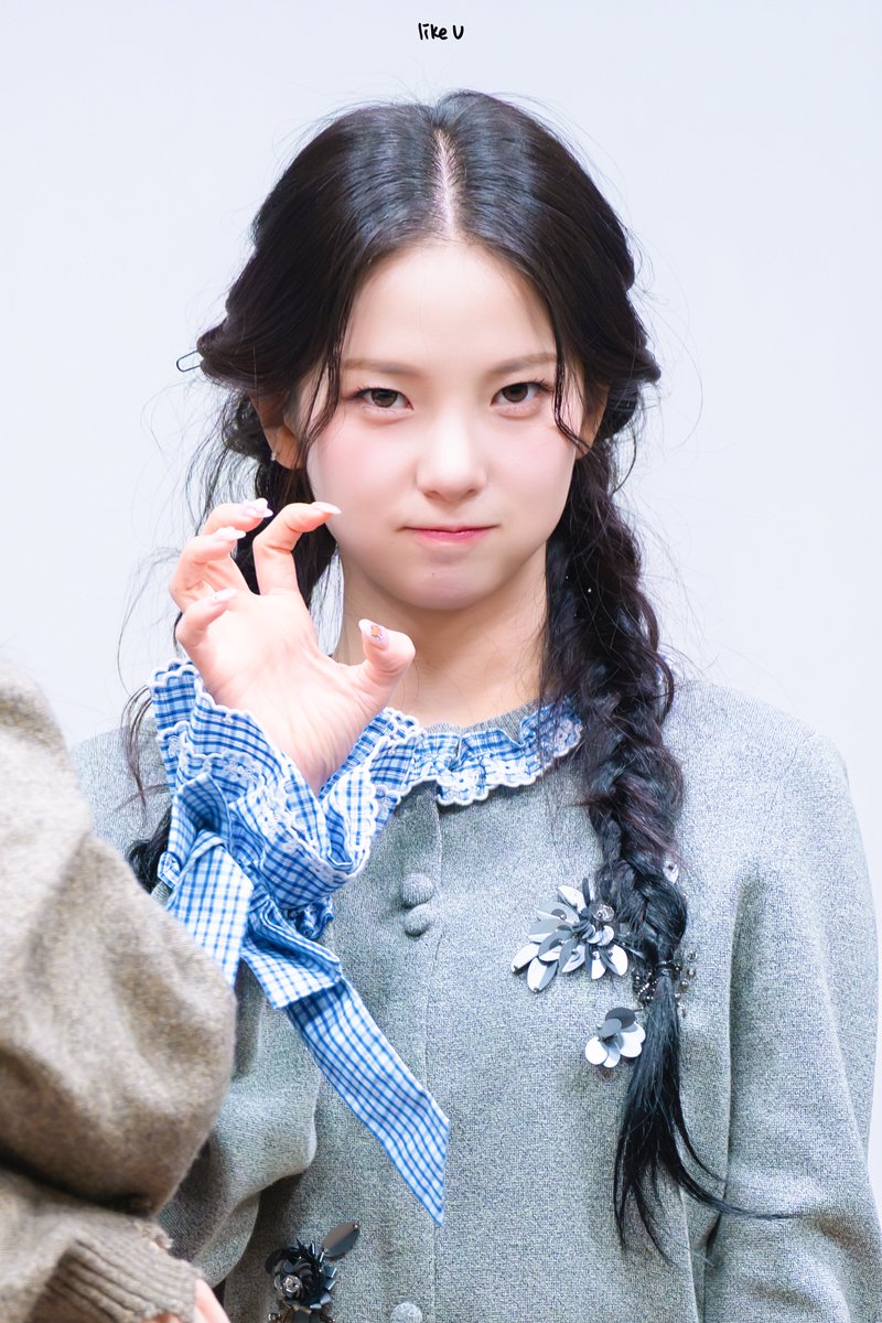 251119 뮤아홀 케플러 버블검 팬싸인회

😏😼💜💕
유진아 새해 복 많이 받고 맛난거 많이 먹어랑

#Kep1er #최유진 #ユジン 
#케플러 #유진 #YUJIN