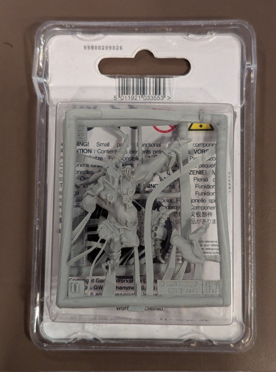 ウォーハンマーのミニチュアとコレクタブルコイン入荷しました