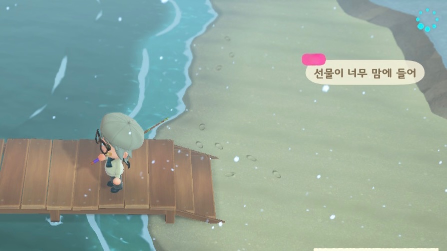 ikigaau's tweet photo. 스위치 2대라 엄마 하나 주고 동숲 깔아줫더니 엄청 열심히 하고잇대 근데 대출금부터 갚아야 한다고 옷 안 사고 초기옷 입고다녀서 옷이랑 벨이랑 가구랑 이것저것 싸들고 엄마네 섬 놀러갓다옴 https://t.co/MWXYFaKyb0