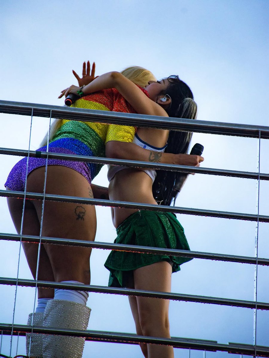 Kyujin and Pabllo Vittar hugging after finished the Bloco Da Pabllo stages 🥹