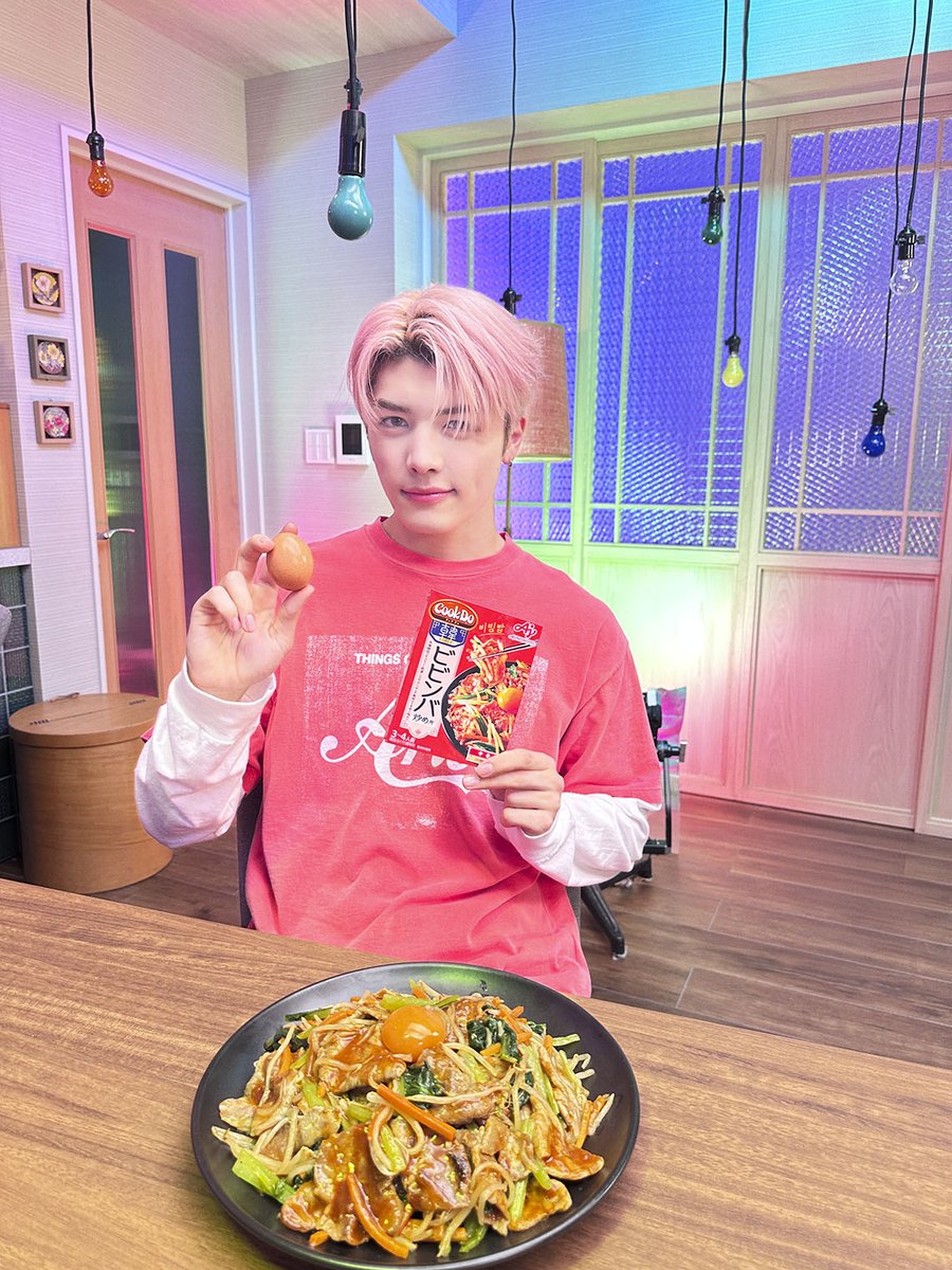 Makihirota_TH's tweet photo. (#THforMAKI) ☘️🐶

🥳 &amp;TEAM MAKIさん🥳
＼HAPPY BIRTHDAY ／

คุณ MAKI ที่ชื่นชอบการทานไข่เป็นอย่างมาก！
“ผมขอแนะนำใน #CookDoKOREA ว่าให้ทอดไข่ดาวใส่ลงในบิบิมบับครับ！”🍳

ทุกคนก็ไปลองสนุกกับการคิดค้นสูตรของตัวเองดูนะครับ🎶

#andTEAM #MAKI #มากิ https://t.co/aQnD2jTYBi