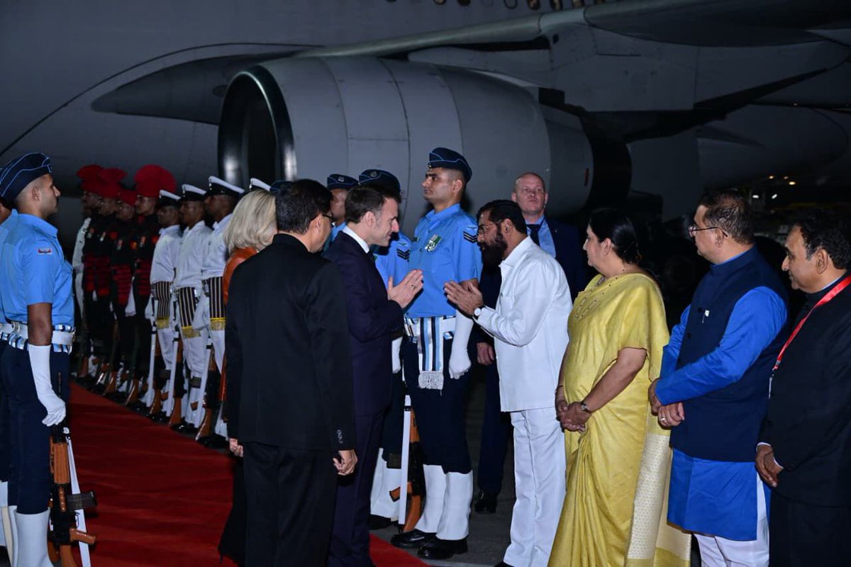 📍 #मुंबई |

#फ्रान्स देशाचे राष्ट्राध्यक्ष इमॅन्युएल मॅक्रॉन हे तीन दिवसांच्या भारत भेटीवर आले आहेत. आज पहाटे त्यांच्या मुंबई विमानतळावरील आगमन प्रसंगी स्वागत केले. 

यावेळी राज्यपाल आचार्य देवव्रत, मुख्यमंत्री देवेंद्र फडणवीस, उपमुख्यमंत्री सुनेत्रा पवार, राजशिष्टाचार मंत्री