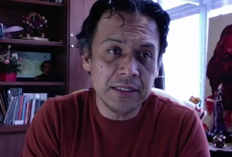 Eddy_Talks's tweet photo. Claudia no puede ni sacar a Marx Arriaga de una oficina.

Si un funcionario se atrinchera y el Estado no lo puede mover, eso no es “incidente”… es el retrato del régimen: un gobierno débil, fracturado y sin autoridad real.

Y cuando un gobierno no puede imponer orden adentro, termina negociando afuera.
Ahí es donde el crimen organizado se mete, se incrusta y dicta reglas.

México no está gobernado:
está secuestrado por la incompetencia… y por los pactos silenciosos.