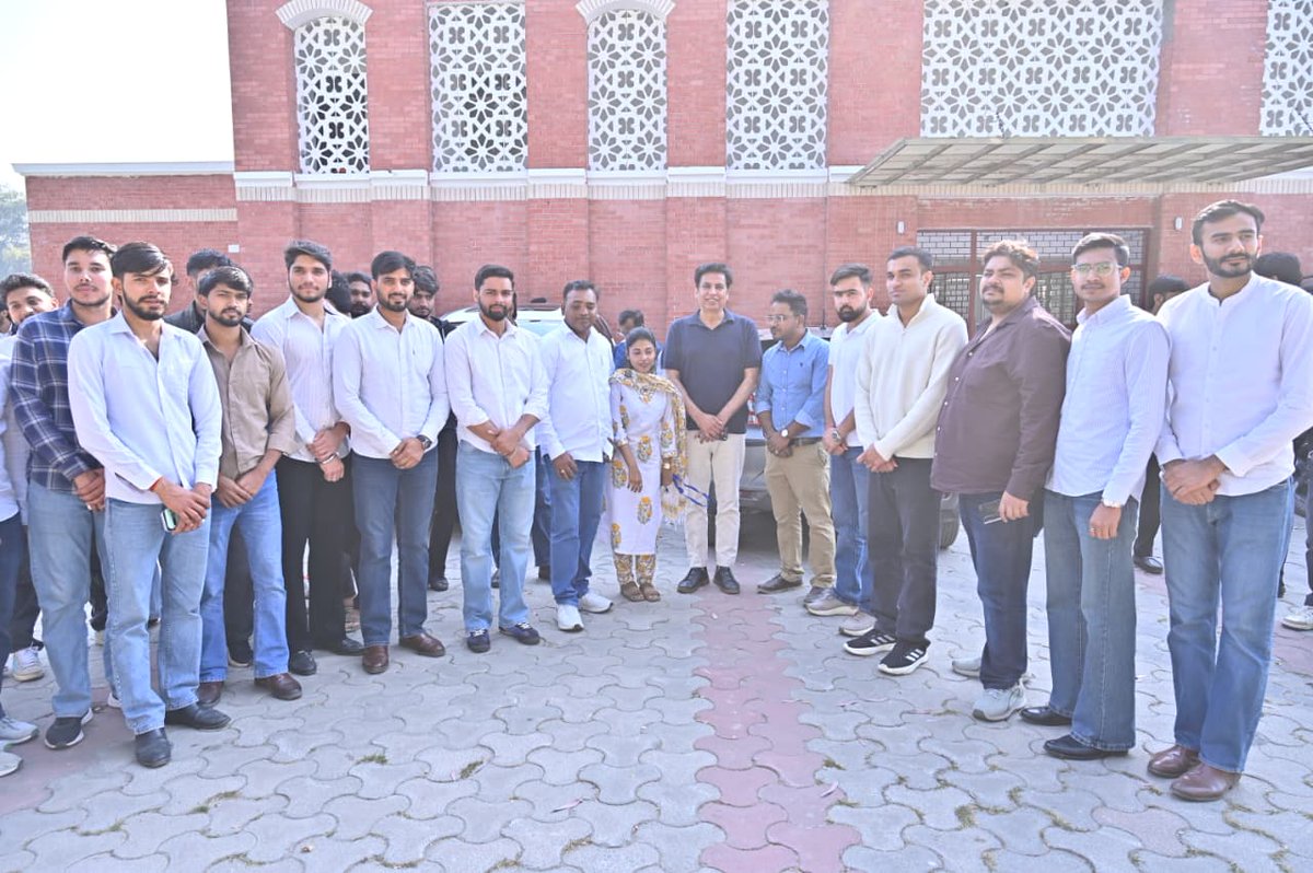 आज DUSU उपाध्यक्ष <a href="/rahuljhanslaa/">Rahul Yadav Jhansla</a> द्वारा आयोजित क्रिकेट टूर्नामेंट के कार्यक्रम में सम्मिलित होकर युवा खिलाड़ियों का उत्साहवर्धन किया।

राहुल झाँसला जी, समस्त आयोजकों और प्रतिभाग कर रहे खिलाड़ियों को शुभकामनाएँ।

📍पोलो ग्राउंड, दिल्ली विश्वविद्यालय