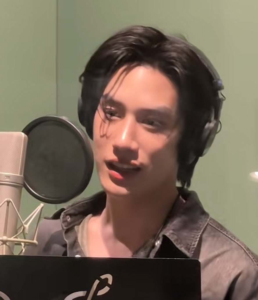 ชอบเบื้องหลังห้องอัดเพราะเวลาเติ้ลเฟิร์สร้องเพลงแล้วมีสเน่ห์ เป็นสิ่งที่ตกเราเข้าด้อมด้วยมั้ง ยิ่งเห็นว่าเต็มที่กับทุกท่อนกลั่นออกมาจากข้างในจริงๆ ㅠ.ㅠ