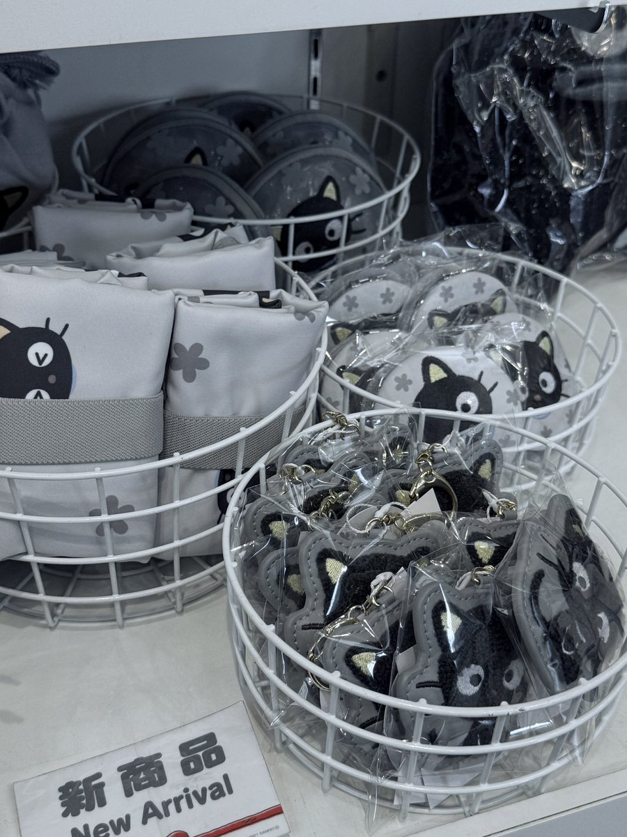 won1bin's tweet image. 우리 초코캣 산리오 스토어마다 조금씩 보인다는 소식 왼쪽 새로운 콜렉션인데 30센치 인형 아직 자만추 못 함 ㅜ