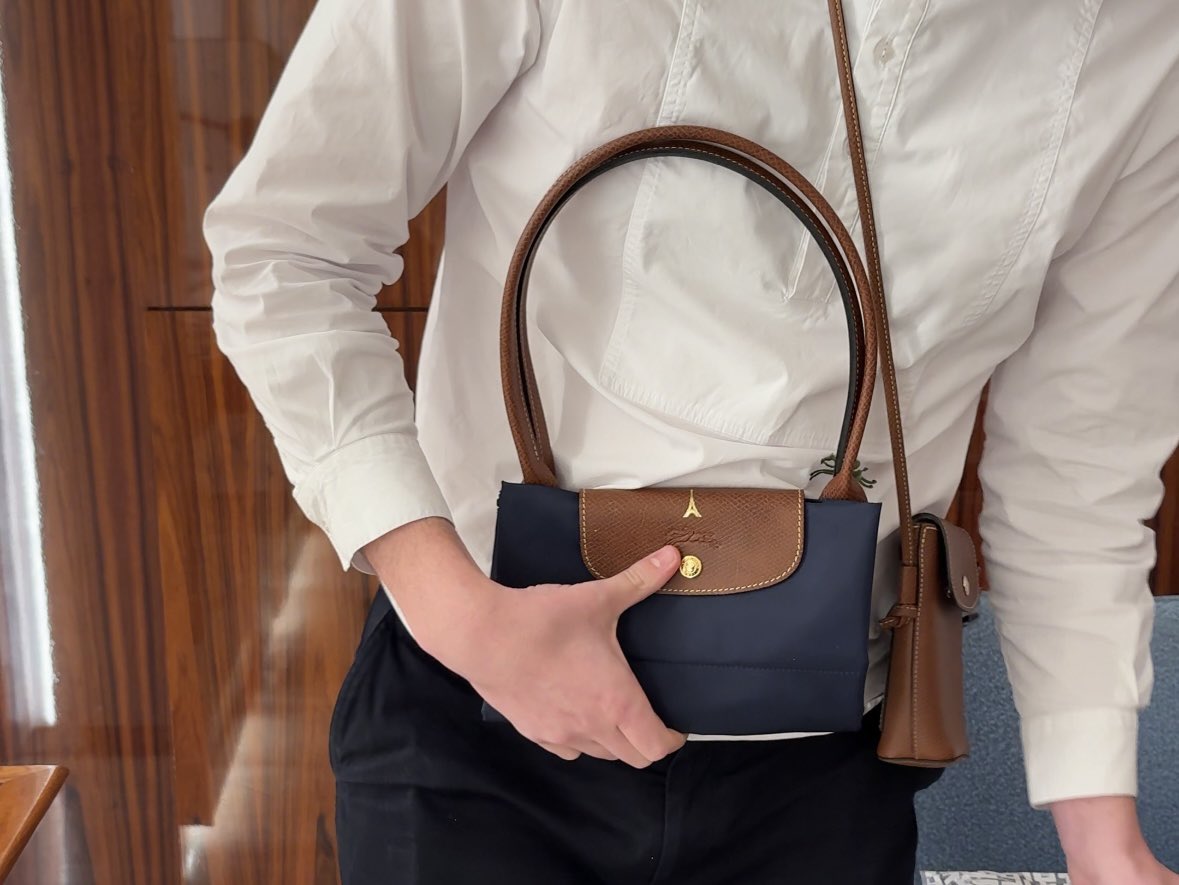 y04m9's tweet photo. パリのロンシャンで、限定���エッフェル塔の刻印してもらった👜🇫🇷⟡.* https://t.co/jJz8Eedumk