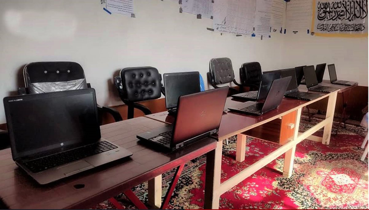 افتتاح مرکز آموزشی برای جوانان در ولسوالی فراشغان

به تلاش‌های ریاست اطلاعات و فرهنگ ولایت لغمان، مرکز آموزشی رایگان آموزش‌های کمپیوتر برای جوانان در ولسوالی فراشغان افتتاح گردید.
مسوولان گفتند که در ادامه برنامه‌های فراهم‌سازی زمینه آموزش برای جوانان، این مرکز آموزشی رایگان
1/4