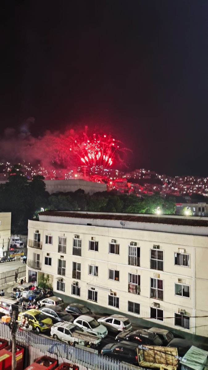 vozdosamba_'s tweet photo. Fogos na comunidade de São Carlos em reverência ao mestre Ciça, cria da Estácio de Sá.

#CarnavalVDS https://t.co/hALmvTj2TR