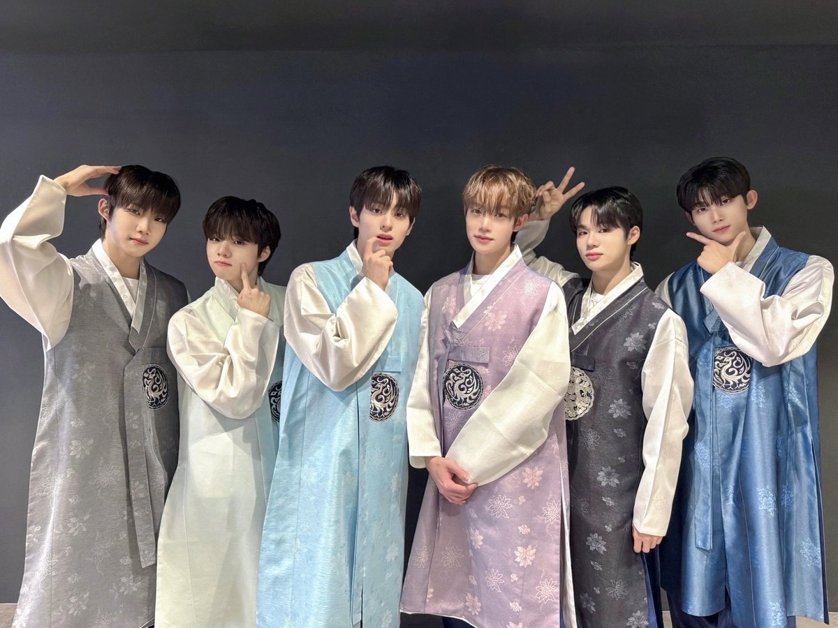 [📸] #더윈드데이 #THEWINDDAY

까치 까치 설날은 어저께고요🎶
우리 우리 설날은 오늘이래요☺️

풍가네 꽃도령들 인사드립니다
위즈~ 새해 복 많이 받으시오🌸💕

#더윈드 #THEWIND #The_Wind
#김희수 #타나톤 #최한빈
#박하유찬 #안찬원 #장현준