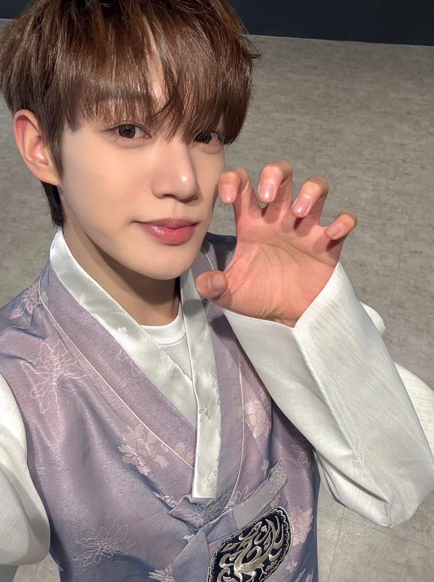 officialTheWind's tweet photo. [📸] #더윈드데이 #THEWINDDAY

까치 까치 설날은 어저께고요🎶
우리 우리 설날은 오늘이래요☺️

풍가네 꽃도령들 인사드립니다
위즈~ 새해 복 많이 받으시오🌸💕

#더윈드 #THEWIND #The_Wind
#김희수 #타나톤 #최한빈
#박하유찬 #안찬원 #장현준 https://t.co/19ShGQX1yK
