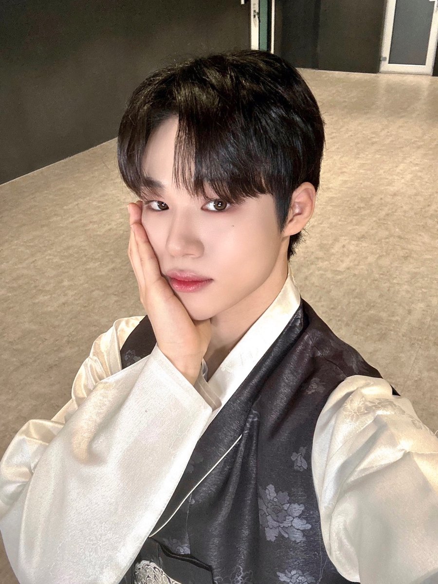 officialTheWind's tweet photo. [📸] #더윈드데이 #THEWINDDAY

까치 까치 설날은 어저께고요🎶
우리 우리 설날은 오늘이래요☺️

풍가네 꽃도령들 인사드립니다
위즈~ 새해 복 많이 받으시오🌸💕

#더윈드 #THEWIND #The_Wind
#김희수 #타나톤 #최한빈
#박하유찬 #안찬원 #장현준 https://t.co/19ShGQX1yK