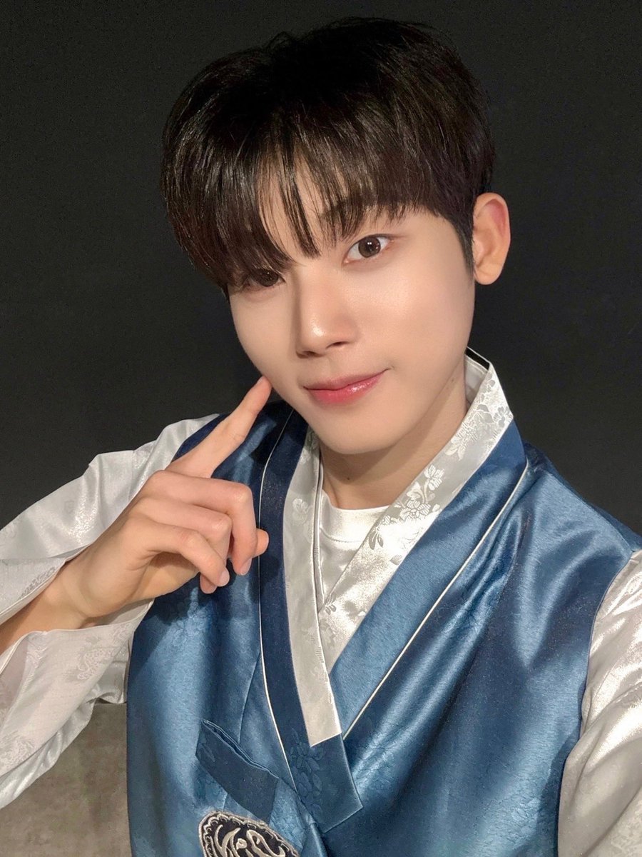 [📸] #더윈드데이 #THEWINDDAY

까치 까치 설날은 어저께고요🎶
우리 우리 설날은 오늘이래요☺️

풍가네 꽃도령들 인사드립니다
위즈~ 새해 복 많이 받으시오🌸💕

#더윈드 #THEWIND #The_Wind
#김희수 #타나톤 #최한빈
#박하유찬 #안찬원 #장현준