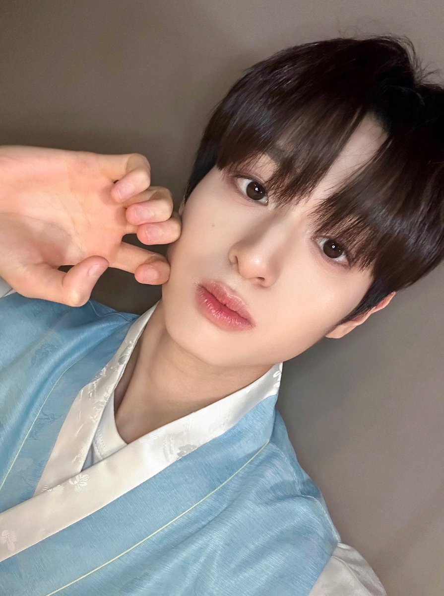 [📸] #더윈드데이 #THEWINDDAY

까치 까치 설날은 어저께고요🎶
우리 우리 설날은 오늘이래요☺️

풍가네 꽃도령들 인사드립니다
위즈~ 새해 복 많이 받으시오🌸💕

#더윈드 #THEWIND #The_Wind
#김희수 #타나톤 #최한빈
#박하유찬 #안찬원 #장현준