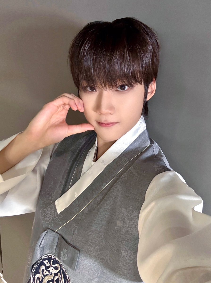 officialTheWind's tweet photo. [📸] #더윈드데이 #THEWINDDAY

까치 까치 설날은 어저께고요🎶
우리 우리 설날은 오늘이래요☺️

풍가네 꽃도령들 인사드립니다
위즈~ 새해 복 많이 받으시오🌸💕

#더윈드 #THEWIND #The_Wind
#김희수 #타나톤 #최한빈
#박하유찬 #안찬원 #장현준 https://t.co/Z8Rf5Zyq5C