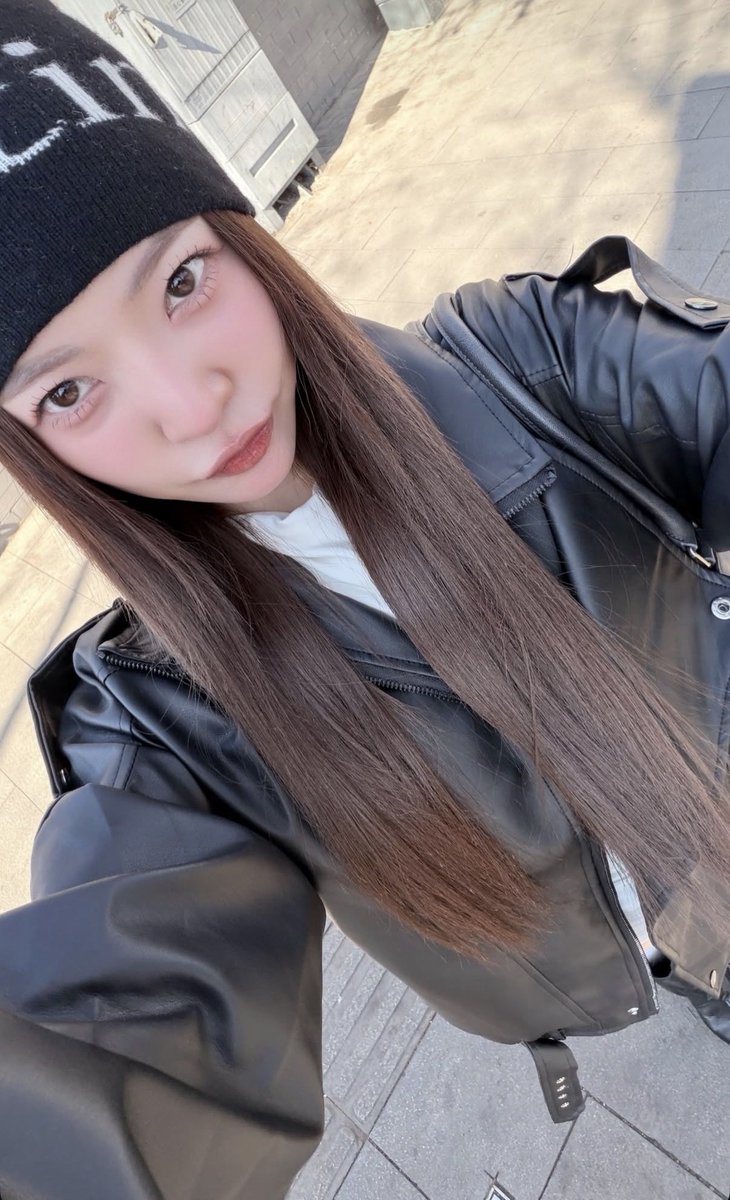 jayefever's tweet image. Love the fit 😍 
I, personally, been guilty of owning too many leathers jackets but they always look so cool and I’m weak! 🫠

#maywyda