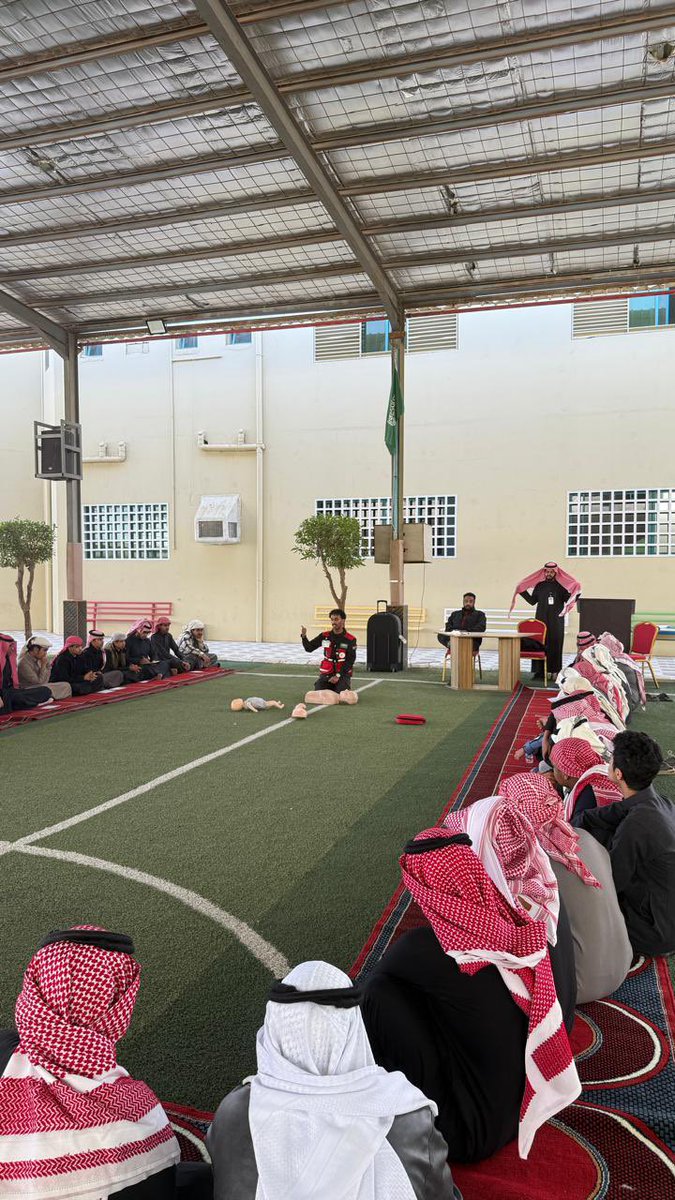 Tabuk_Priv_high's tweet photo. حرصاً على رفع درجة الوعي لدى المجتمع المدرسي أقيمت دورة تدريبية بعنوان "المسعف المدرسي" بالتعاون مع #هيئة_الهلال_الأحمر_السعودي ، بهدف تعزيز ثقافة الإسعافات الأولية وتنمية مهارات الاستجابة للحالات الطارئة لدى طلاب #ثانوية_تبوك_الأهلية 

#تعليم_تبوك https://t.co/cdIwU6kUxR