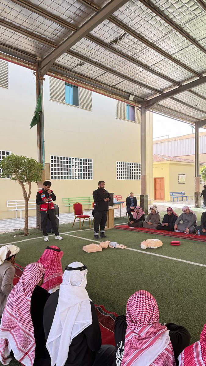 Tabuk_Priv_high's tweet photo. حرصاً على رفع درجة الوعي لدى المجتمع المدرسي أقيمت دورة تدريبية بعنوان "المسعف المدرسي" بالتعاون مع #هيئة_الهلال_الأحمر_السعودي ، بهدف تعزيز ثقافة الإسعافات الأولية وتنمية مهارات الاستجابة للحالات الطارئة لدى طلاب #ثانوية_تبوك_الأهلية 

#تعليم_تبوك https://t.co/cdIwU6kUxR