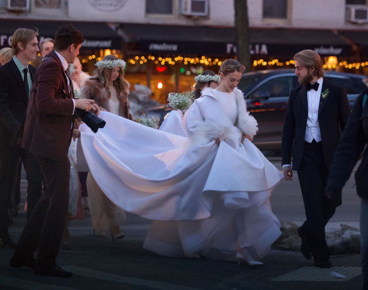 マヤ・ホークが結婚。友人から恋人へ、そしてバレンタイン挙式へ