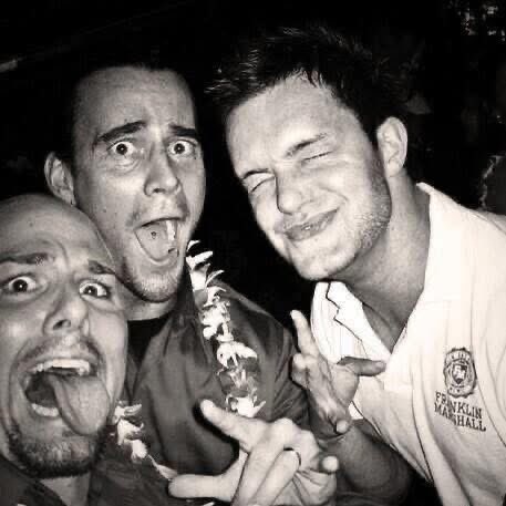 Después de la promo de CM Punk y Finn Bálor en #WWERaw, es buen momento para recordar esta foto con Adam Pearce en la boda de Samoa Joe (2007).