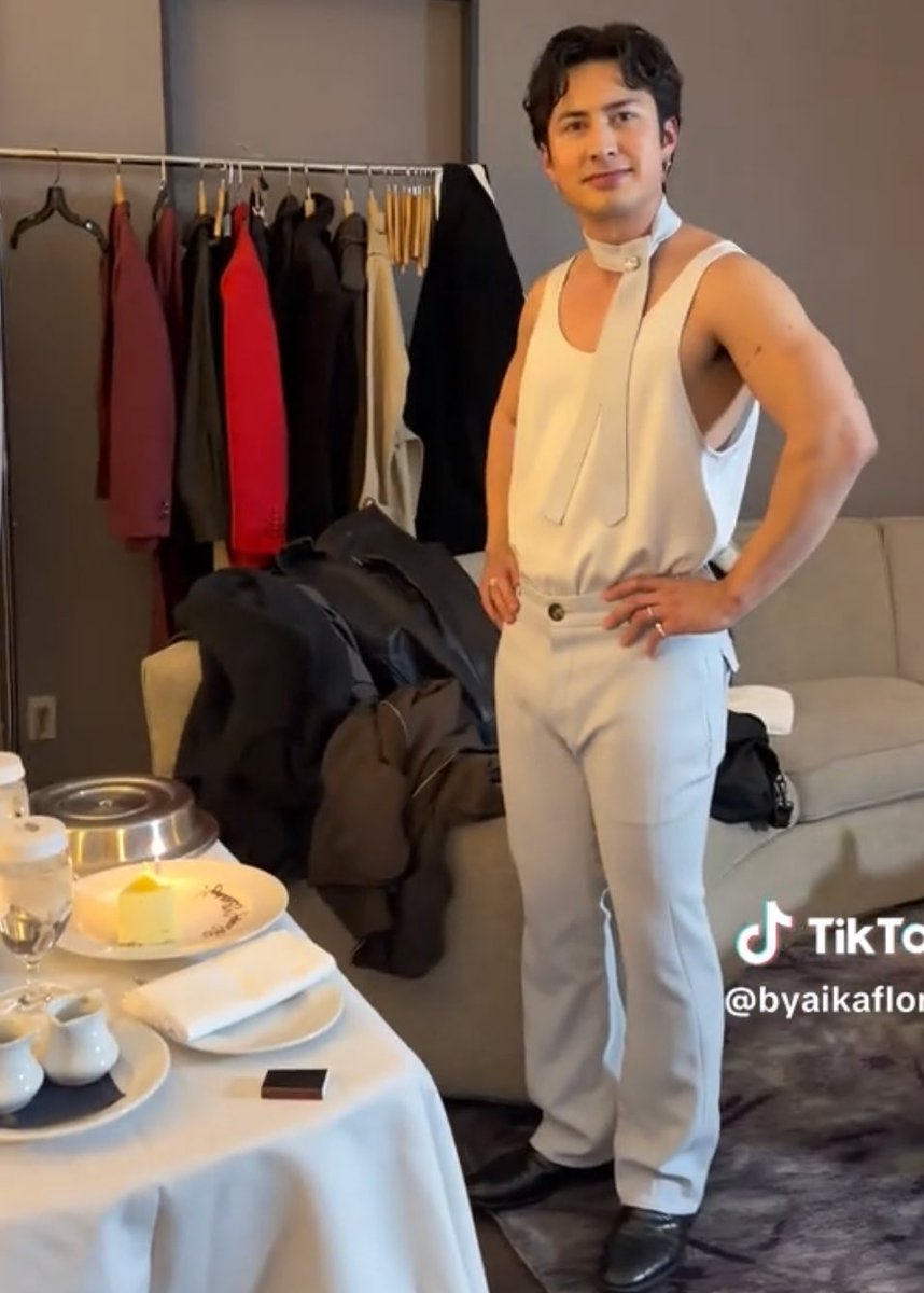 girl don’t look at me like that 😭