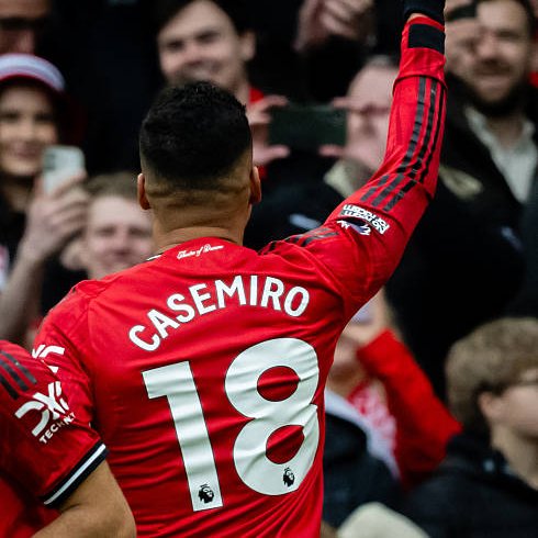 Mercado_Ingles's tweet photo. Casemiro explica que su nombre ha estado mal escrito en su camiseta en casi toda su carrera: 

 "Me llamo Carlos Henrique Casimiro, con 'I', no 'Casemiro'. Recuerdo que jugué un partido con el São Paulo y el club se equivocó de nombre.  

 Lo escribieron con 'E'.  "Jugué muy bien en ese partido y como soy una persona supersticiosa, dije: 'No hay necesidad de cambiarlo, déjenlo así, las cosas van bien'".

Así que el nombre se quedó, pero mi nombre es Carlos Henrique Casimiro. Fue un error en un partido, ¡y el nombre se quedó por siempre!".