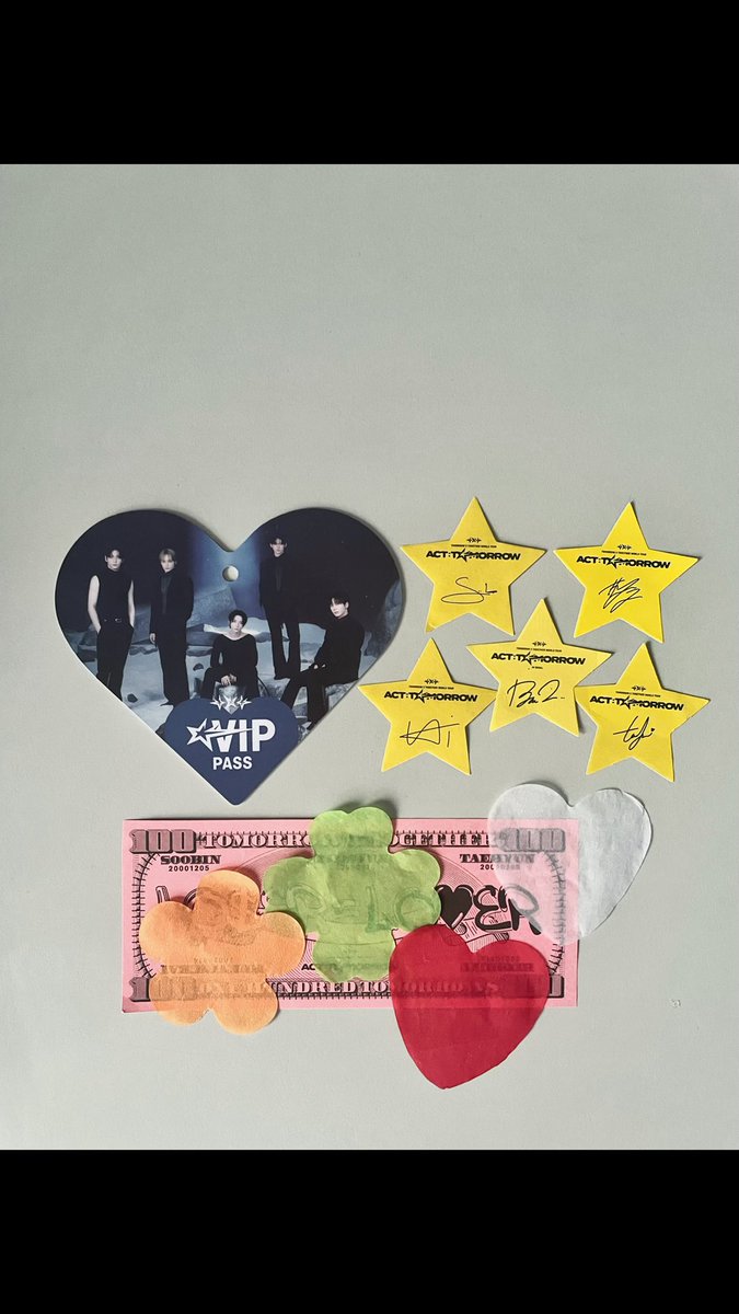 lunalovegyuu's tweet image. my first txt’s concert vs the recent txt’s concert 🫂 I’ll love you forever my 5  🤍