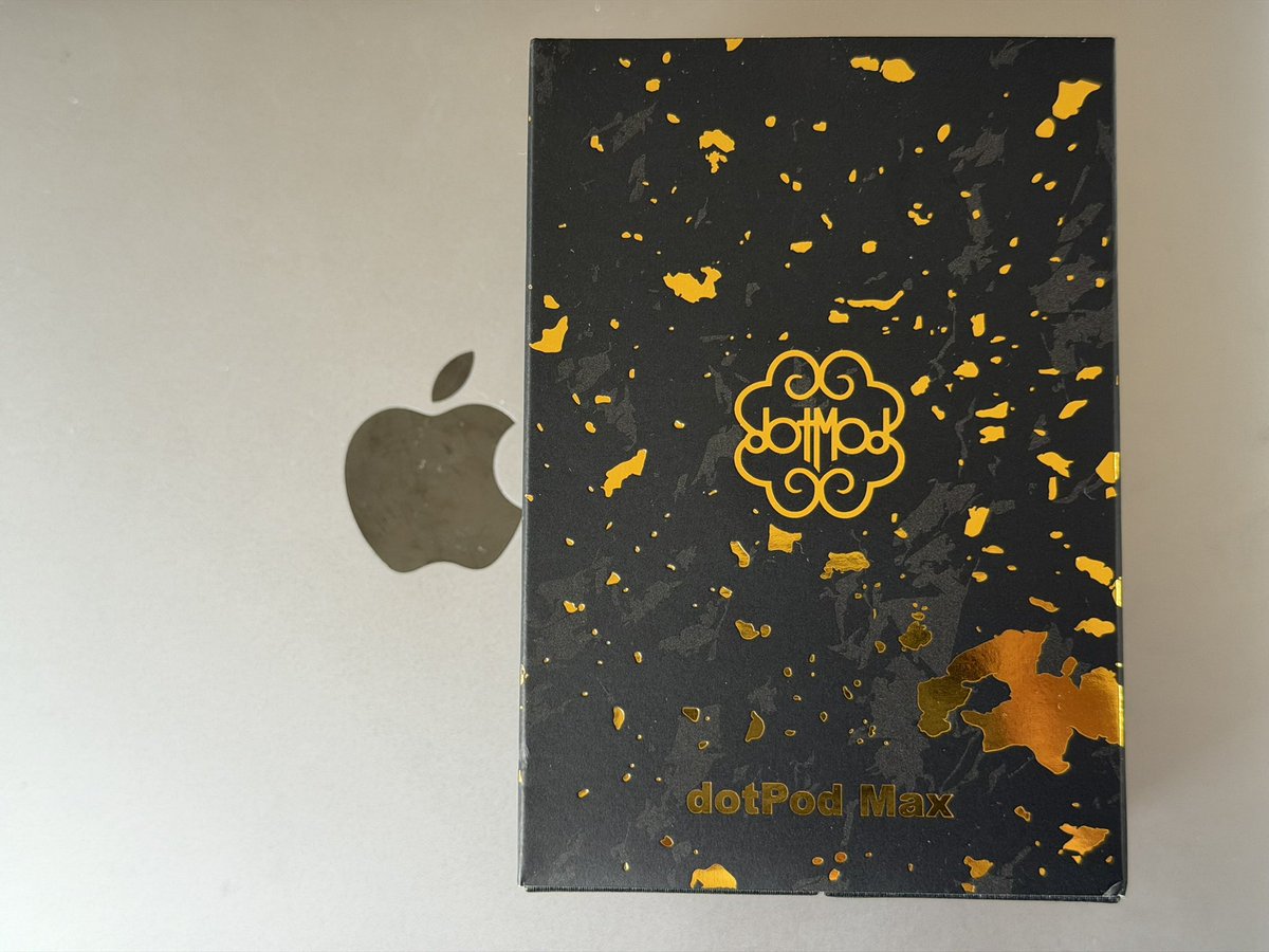CTHRAG_YASKA's tweet photo. ♪───O(≧∇≦)O────♪
#dotPodMax #GOLD_FORGED_CARBON!
箱がとても豪華。
観音開きで、本体登場!
本体の手触りが、ちょっとちがうね。
柔らかな感じがするから、摩擦で剥がれちゃうかな? https://t.co/MutEMANGSe