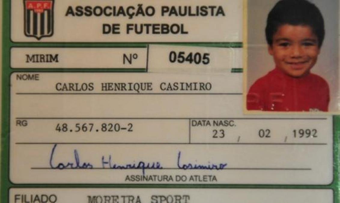 Mercado_Ingles's tweet photo. Casemiro explica que su nombre ha estado mal escrito en su camiseta en casi toda su carrera: 

 "Me llamo Carlos Henrique Casimiro, con 'I', no 'Casemiro'. Recuerdo que jugué un partido con el São Paulo y el club se equivocó de nombre.  

 Lo escribieron con 'E'.  "Jugué muy bien en ese partido y como soy una persona supersticiosa, dije: 'No hay necesidad de cambiarlo, déjenlo así, las cosas van bien'".

Así que el nombre se quedó, pero mi nombre es Carlos Henrique Casimiro. Fue un error en un partido, ¡y el nombre se quedó por siempre!".