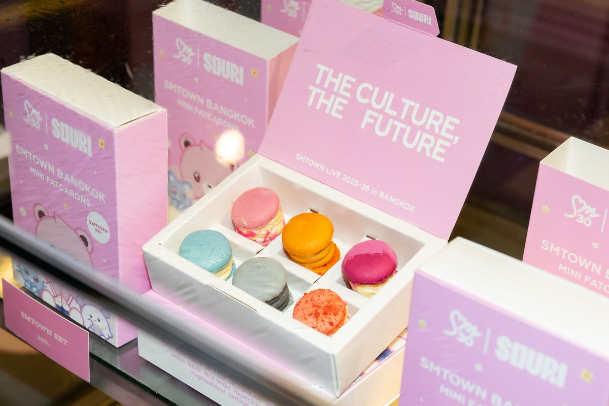 สยามเซ็นเตอร์ และ เอสเอ็ม ทรู ร่วมเปิดตัว
SMTOWN FAMILY in BANGKOK POP-UP ครั้งแรกในเมืองไทย

เทพ สินธวานนท์ รองประธานเจ้าหน้าที่บริหารสายปฏิบัติการ บริษัท เอสเอ็ม ทรู จำกัด และ เอกวิทย์ ชัยวรานุรักษ์ ผู้ช่วยกรรมการผู้จัดการ ผู้บริหารหน่วยธุรกิจ สยามเซ็นเตอร์ และสยามดิสคัฟเวอรี่