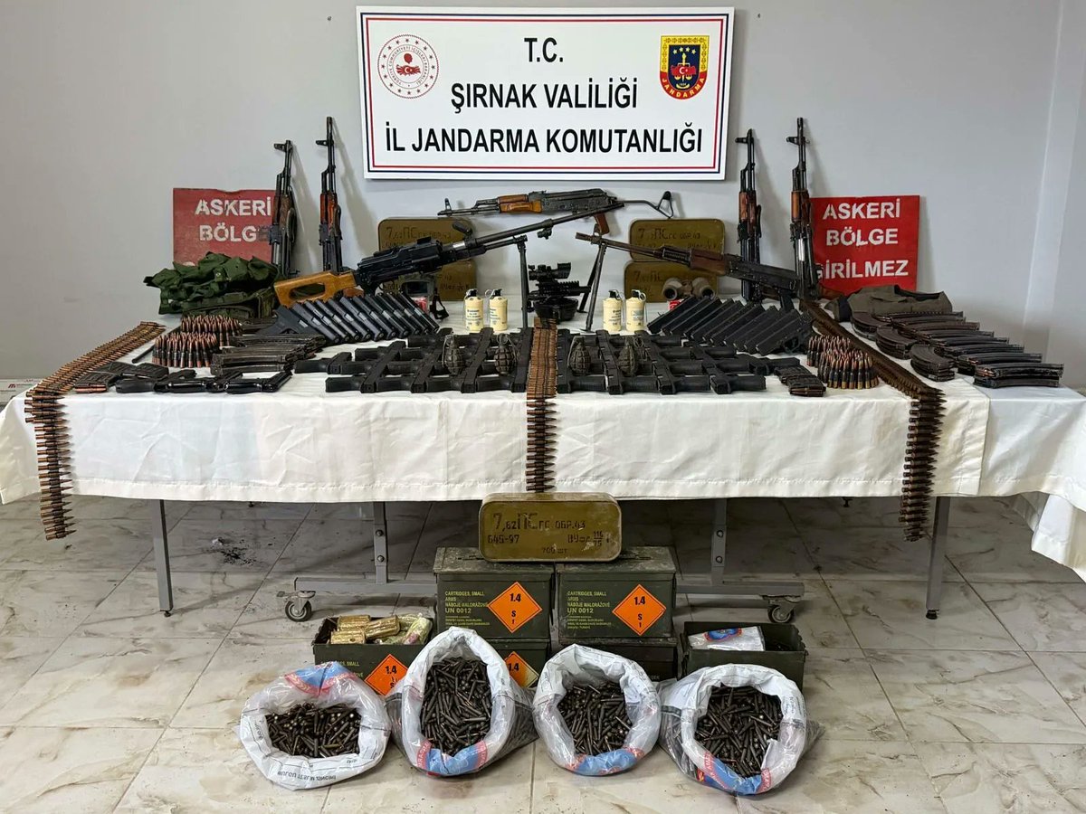 dgnucak's tweet photo. Yozgat'ta yakalanan silahlar
vs
Şırnak'ta yakalanan silahlar 

Ve o sırada "ruhsat almak kolaylaşırsa terör örgütü sempatizanları da silaha ulaşır ağbiii" diyen silah karşıtı gevşek 🤷🏻 https://t.co/FPw3nokzx6