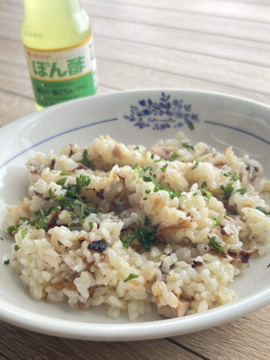 今日のランチ
リュウジさんの鶏もものやけくそパエリアを作ってみた！
リュウジさんのレシピでは米1合でしたけど２合にして水は700mlにして、青唐辛子の辛味をプラス
おこげもバッチリ出来て美味しいすねー！😋
味変にポン酢かけるのも新機軸😃
#リュウジのバズレシピ #鶏もものやけくそパエリア