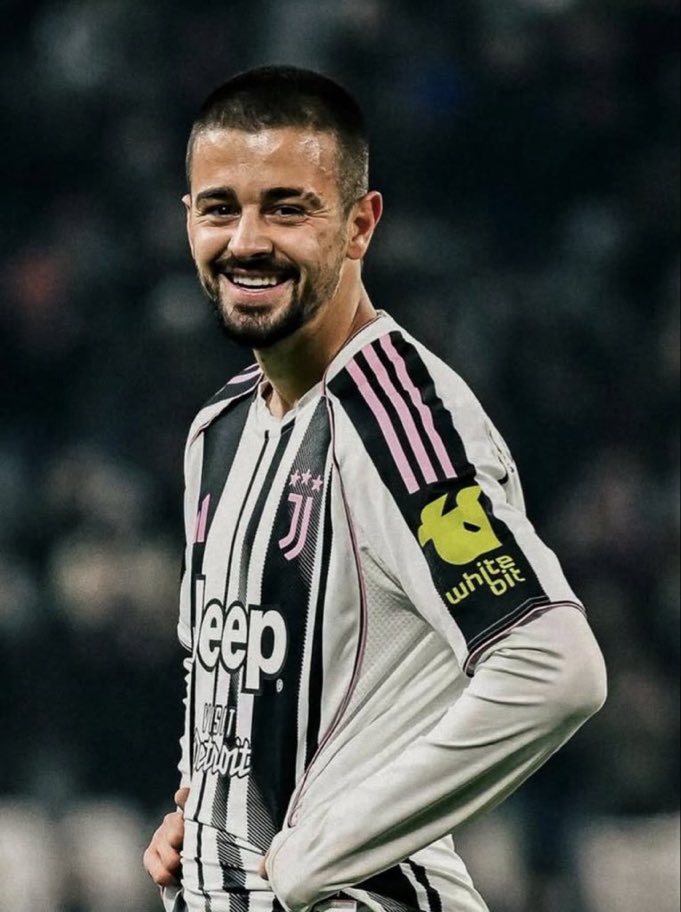 kosovarfootball's tweet photo. 🚨 GIVEAWAY🎽

If Edon #Zhegrova scores against #Galatasaray, we’ll give away a #Juventus shirt! ⚪️⚫️

To enter:
1️⃣ Like &amp; RT this post
2️⃣ Follow @kosovarfootball

Good luck! 🇽🇰

#GalatasarayJuve #ChampionsLeague https://t.co/18ITob9x3T