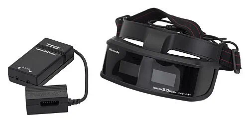 任天堂の3Dの歴史 1985年ファミコン3Dシステム→ゴーグル装着でテレビ画面を3D画面に 1995年バーチャルボーイ→専用本体を覗き込む3Dゲーム機 2011年ニンテンドー3DS→ゴーグルも何も必要ない3Dゲーム機 2019年ニンテンドーLABO(ゴーグル)→ゲーム機(Switch)を直接差し込んだ擬似VRゴーグル