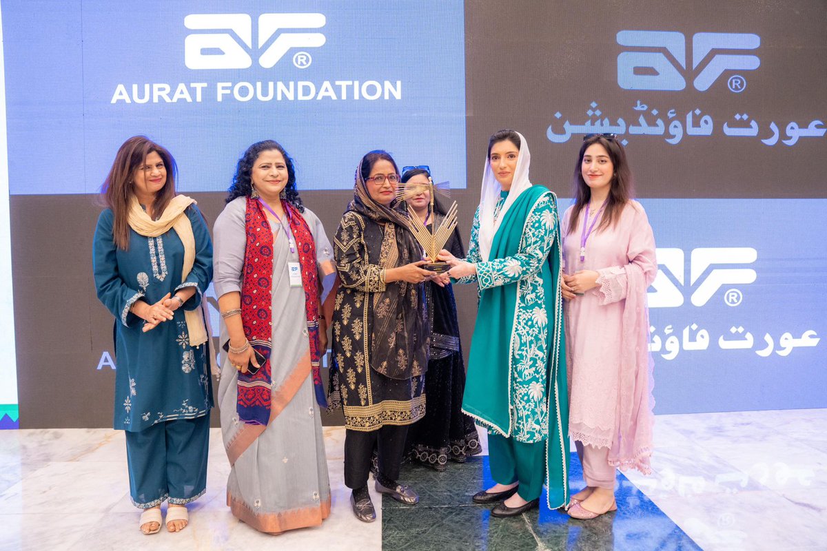 خاتون اول بی بی آصفہ بھٹو زرداری عورت فاؤنڈیشن کے 40 سال مکمل ہونے اور پاکستانی ویمنز ڈے کی تقریب کے موقع پر مختلف شعبہ جات سے تعلق رکھنے والے نمایاں افراد کو معاشرے، ملک و قوم کی خدمات کے اعتراف میں ایوارڈ دے رہی ہیں۔
