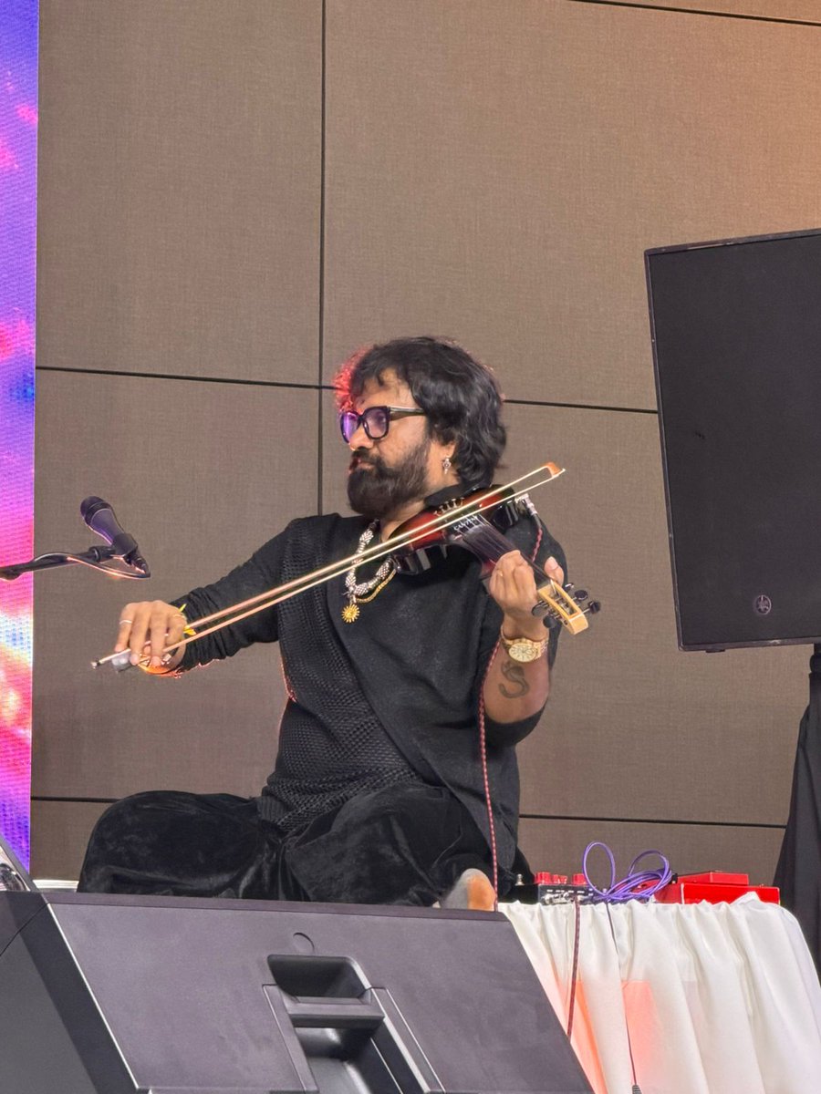 anupjalota's tweet image. Sharing some beautiful glimpses from an unforgettable evening in Qatar ✨💖
Every moment on that stage was filled with love, music, and pure magic.
#QatarDiaries #DohaEvents #LiveInConcert #StageMoments #MusicMagic #GratefulHeart #InternationalShows #EventGlimpses #Blessed