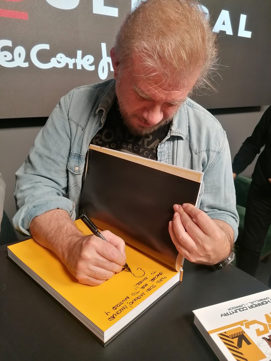 JoseACaravaca's tweet photo. Regresamos de Madrid con la mochila cargada de cosas... Ayer en la presentación del cómic THC con grandes amigos y con artista @SalvadorLarroca autor de la mejora novela gráfica sobre ovnis de la historia,con guión de @E_O_C_ https://t.co/ysVydP0KdJ