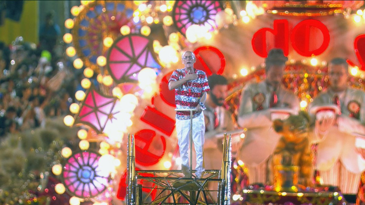 g1rio's tweet image. VÍDEO: Ciça aparece de surpresa na comissão de frente da Viradouro antes de reger bateria em cima de carro glo.bo/v7vfwzs