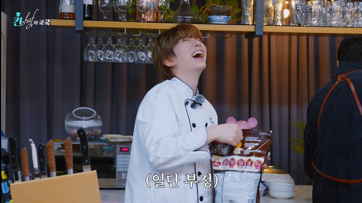 유기현 운동화처럼 웃을때마다 웃겨죽겟음