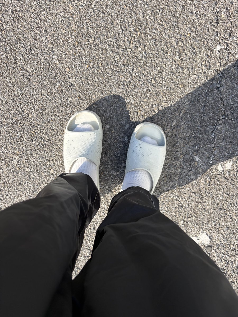 Chiq14V's tweet photo. 駅到着して気づいた
なんで靴がないん？ https://t.co/uE7lTjkaS2