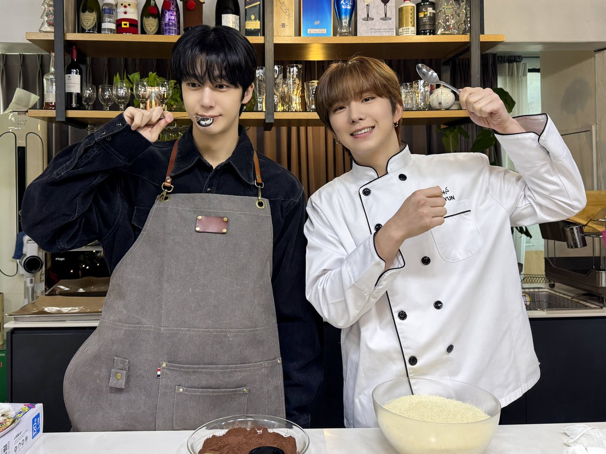 📸
260217 #몬스타엑스 #기현 #형원

우당탕탕 두쫀쿠 만들기! 🧆
열정을 쏟아 만들었습니다! 🔥
생각보다 엄청 잘 만든 것 같은데
몬베베가 보기엔 어떤가요❓ 

#KIHYUN #HYUNGWON
#MONSTAX #MONSTA_X 
#켠셰프의쿸쿸