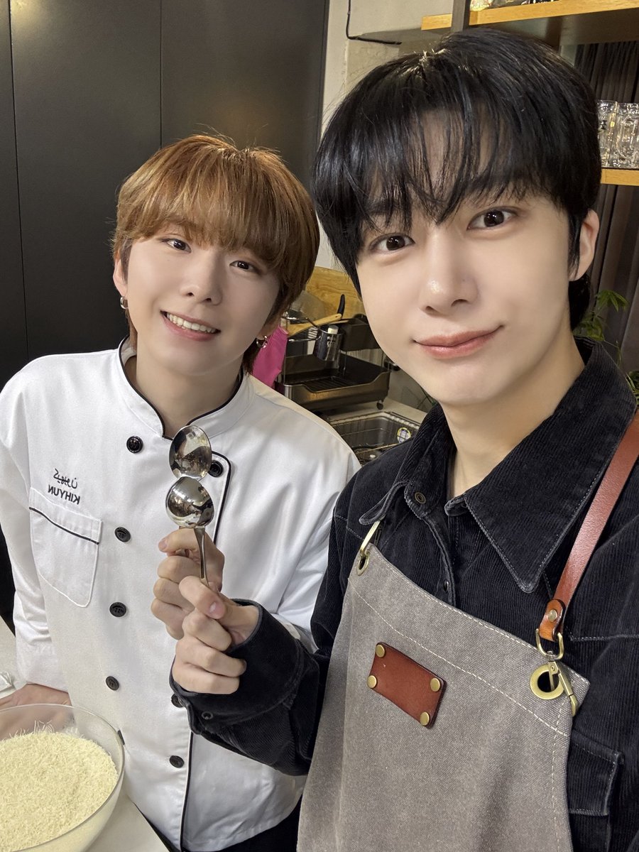 OfficialMONSTAX's tweet image. 📸
260217 #몬스타엑스 #기현 #형원

우당탕탕 두쫀쿠 만들기! 🧆
열정을 쏟아 만들었습니다! 🔥
생각보다 엄청 잘 만든 것 같은데
몬베베가 보기엔 어떤가요❓ 

#KIHYUN #HYUNGWON
#MONSTAX #MONSTA_X 
#켠셰프의쿸쿸