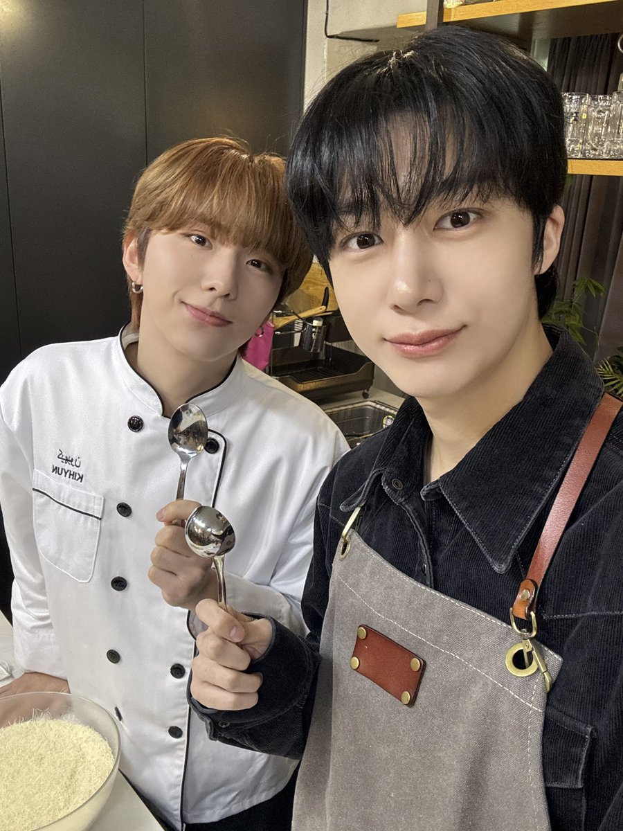 OfficialMONSTAX's tweet image. 📸
260217 #몬스타엑스 #기현 #형원

우당탕탕 두쫀쿠 만들기! 🧆
열정을 쏟아 만들었습니다! 🔥
생각보다 엄청 잘 만든 것 같은데
몬베베가 보기엔 어떤가요❓ 

#KIHYUN #HYUNGWON
#MONSTAX #MONSTA_X 
#켠셰프의쿸쿸