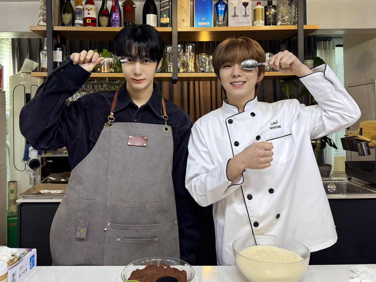 OfficialMONSTAX's tweet image. 📸
260217 #몬스타엑스 #기현 #형원

우당탕탕 두쫀쿠 만들기! 🧆
열정을 쏟아 만들었습니다! 🔥
생각보다 엄청 잘 만든 것 같은데
몬베베가 보기엔 어떤가요❓ 

#KIHYUN #HYUNGWON
#MONSTAX #MONSTA_X 
#켠셰프의쿸쿸