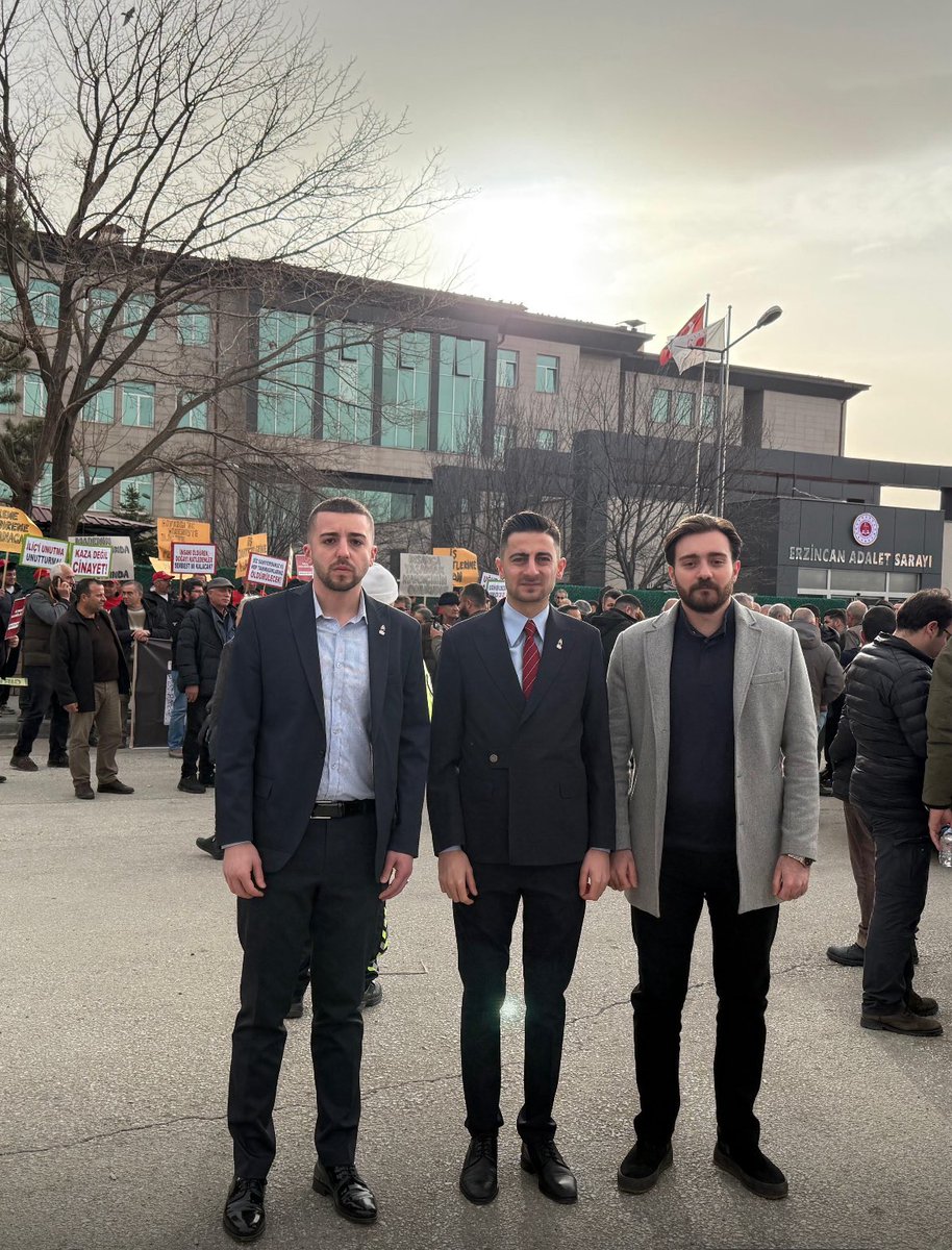 9 işçinin hayatını kaybettiği İliç Maden Faciasında bugün karar duruşması.
Zafer Partisi Erzurum İl Başkanlığı olarak katılım sağladık.

Türk toprakları Akp eliyle yabancı sermayeye peşkeş çekilerek Doğa ve Millet katliamı yapılıyor.

Sorumluların hukuk önünde hesap vermesi Türk