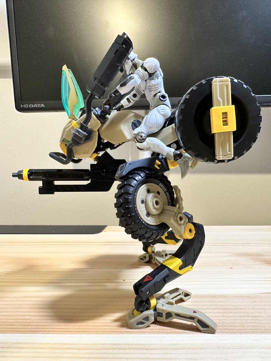 トライクから変形しコンバットシフト

かつてバイオマシーンのリメイク？を踏まえて、武器はフロントカウル下に装着

個人的には下に装備する方が好みである

#オルタードナノ
#30MM
