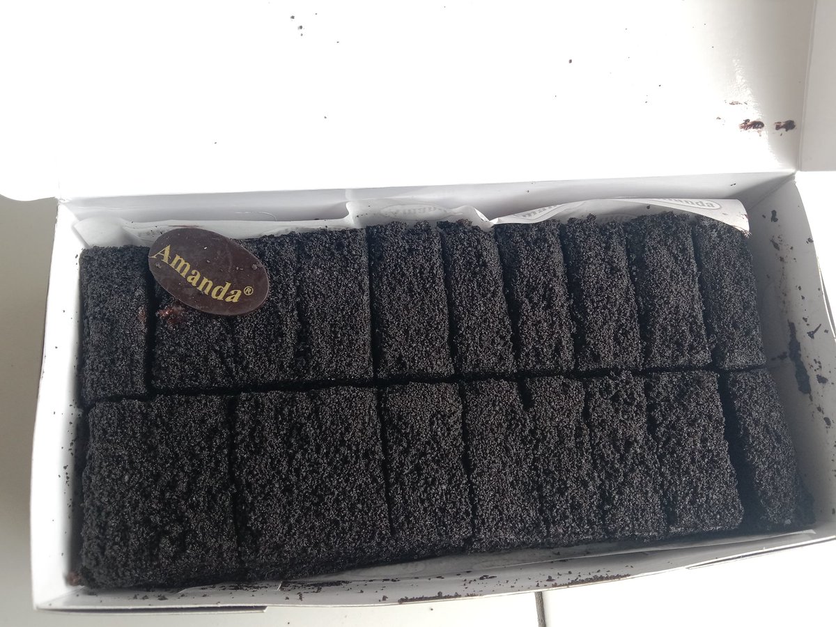 noramyeoni's tweet photo. @_AmandaBrownies halo manda! 🙌🏻 
hari ini hari ulang tahunku dan akhirnya aku bisa beli amanda brownies pakai gaji pertamaku buat makan bareng  sekeluarga. terima kasih ya udah menginspirasi lewat celotehmu di tl hehe 🥰⭐ https://t.co/uzQ1AfvPU0